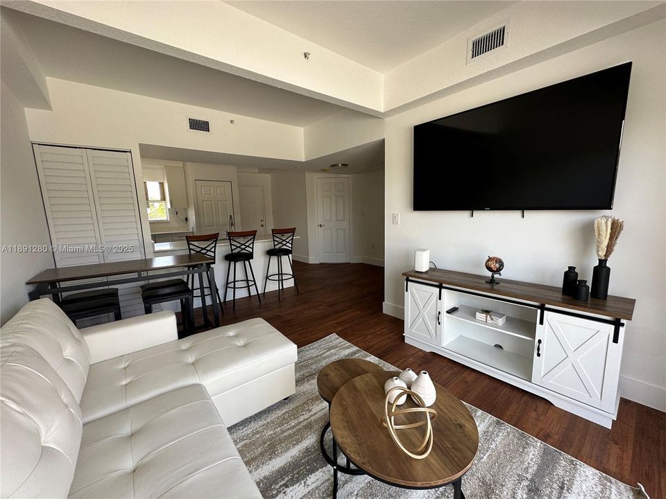 待售: $299,000 (2 贝兹, 1 浴室, 749 平方英尺)