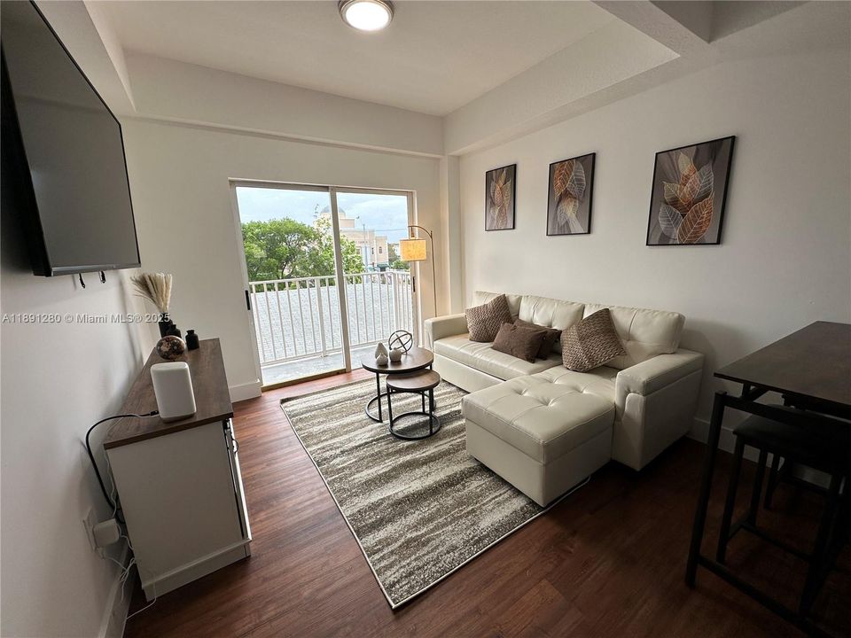 待售: $299,000 (2 贝兹, 1 浴室, 749 平方英尺)