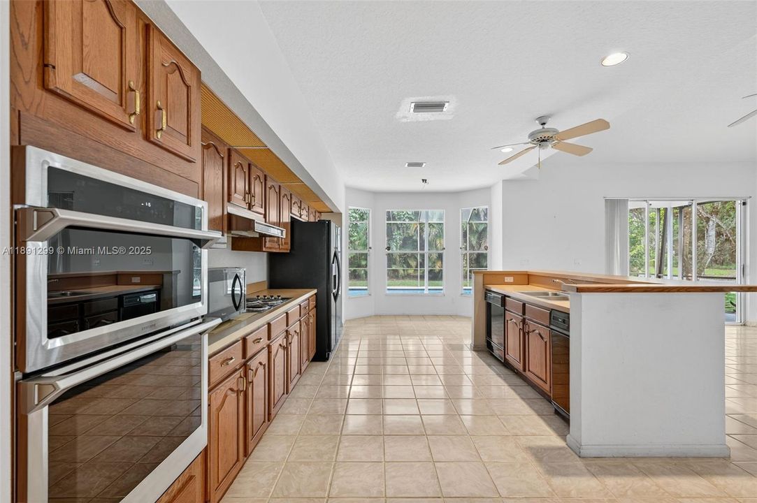 En Venta: $849,000 (5 camas, 4 baños, 3499 Pies cuadrados)