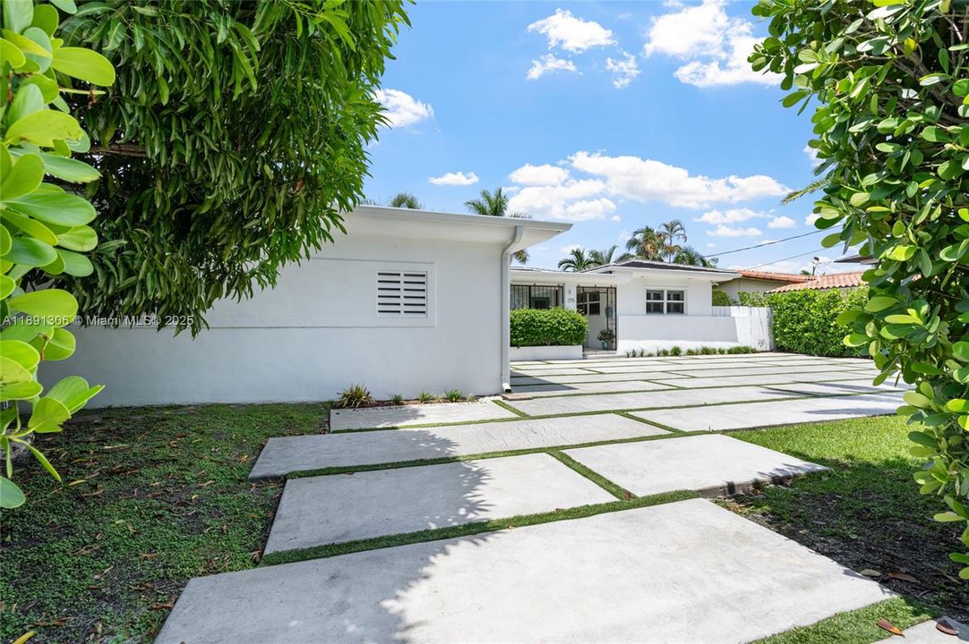 Active With Contract: $2,099,000 (2 beds, 2 baths, 1869 Square Feet)