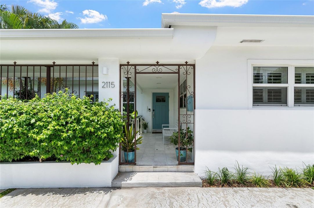 Active With Contract: $2,099,000 (2 beds, 2 baths, 1869 Square Feet)