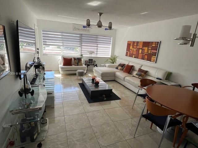 待售: $165,000 (1 贝兹, 1 浴室, 770 平方英尺)