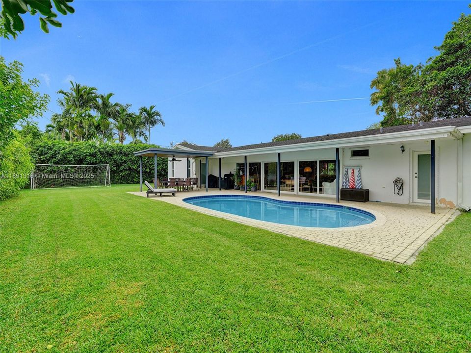 合同活跃: $8,500 (5 贝兹, 3 浴室, 3016 平方英尺)