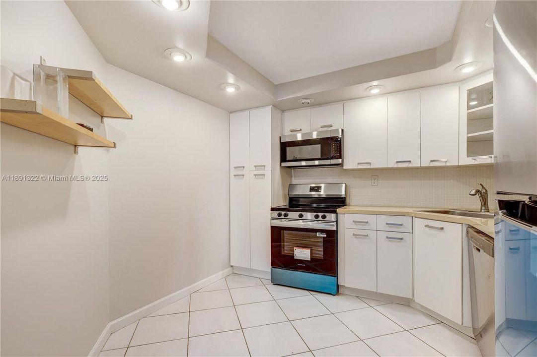 Active With Contract: $155,000 (1 beds, 1 baths, 873 Square Feet)