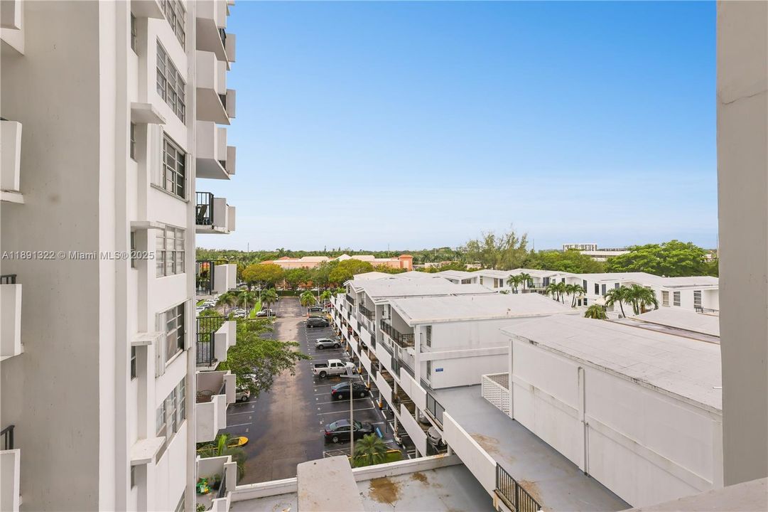 Active With Contract: $155,000 (1 beds, 1 baths, 873 Square Feet)