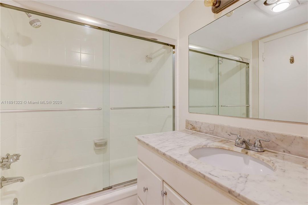 Active With Contract: $155,000 (1 beds, 1 baths, 873 Square Feet)