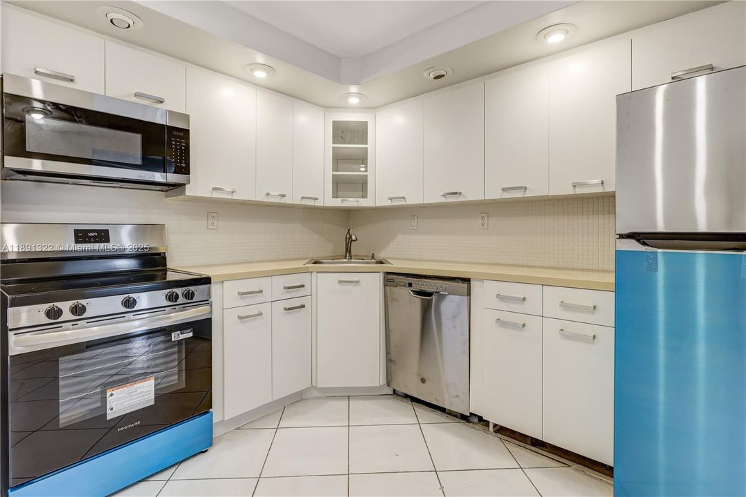 Active With Contract: $155,000 (1 beds, 1 baths, 873 Square Feet)