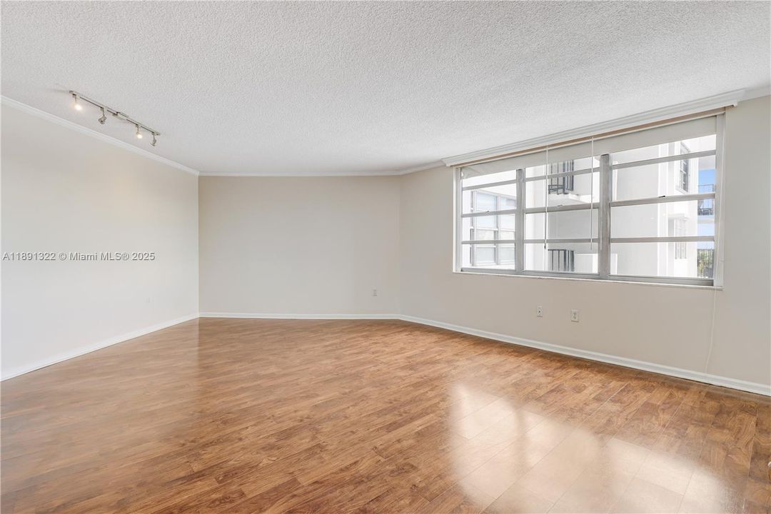 Active With Contract: $155,000 (1 beds, 1 baths, 873 Square Feet)