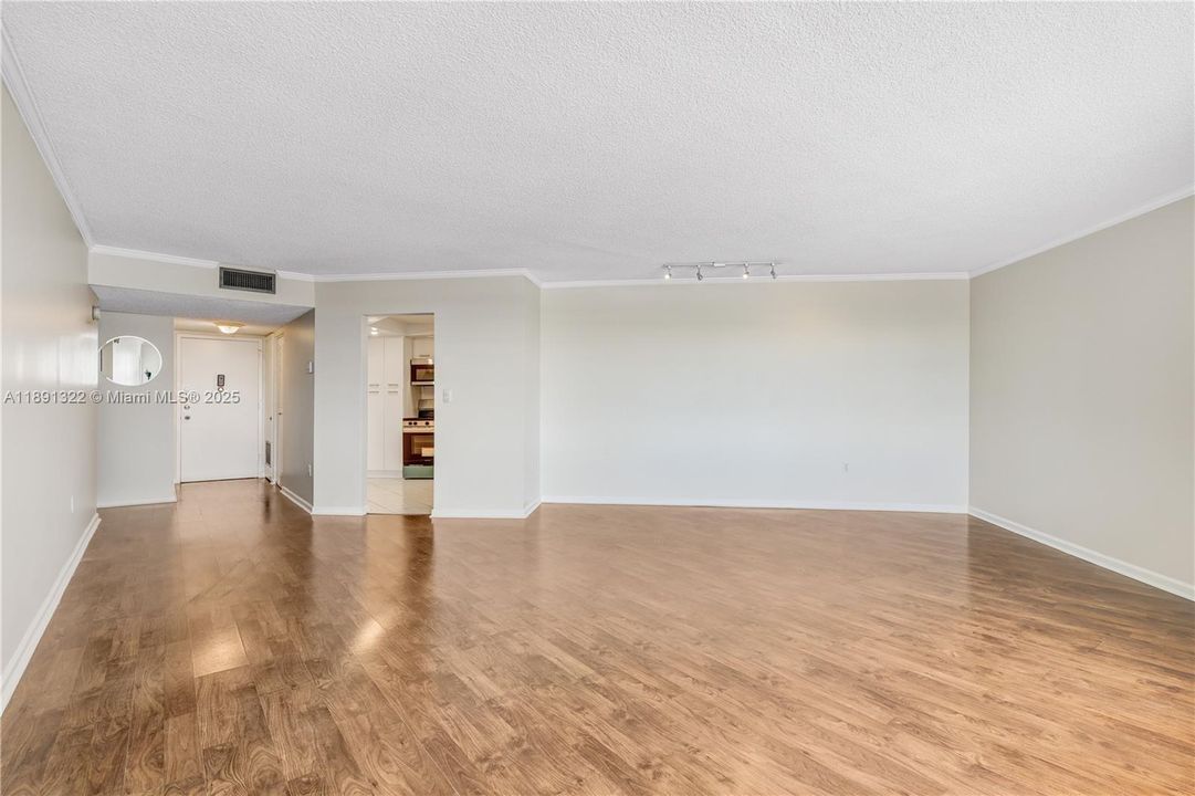 Active With Contract: $155,000 (1 beds, 1 baths, 873 Square Feet)