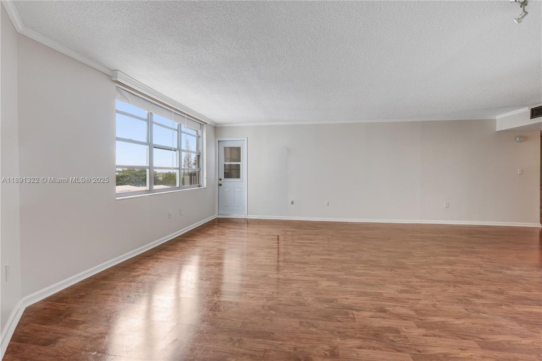 Active With Contract: $155,000 (1 beds, 1 baths, 873 Square Feet)