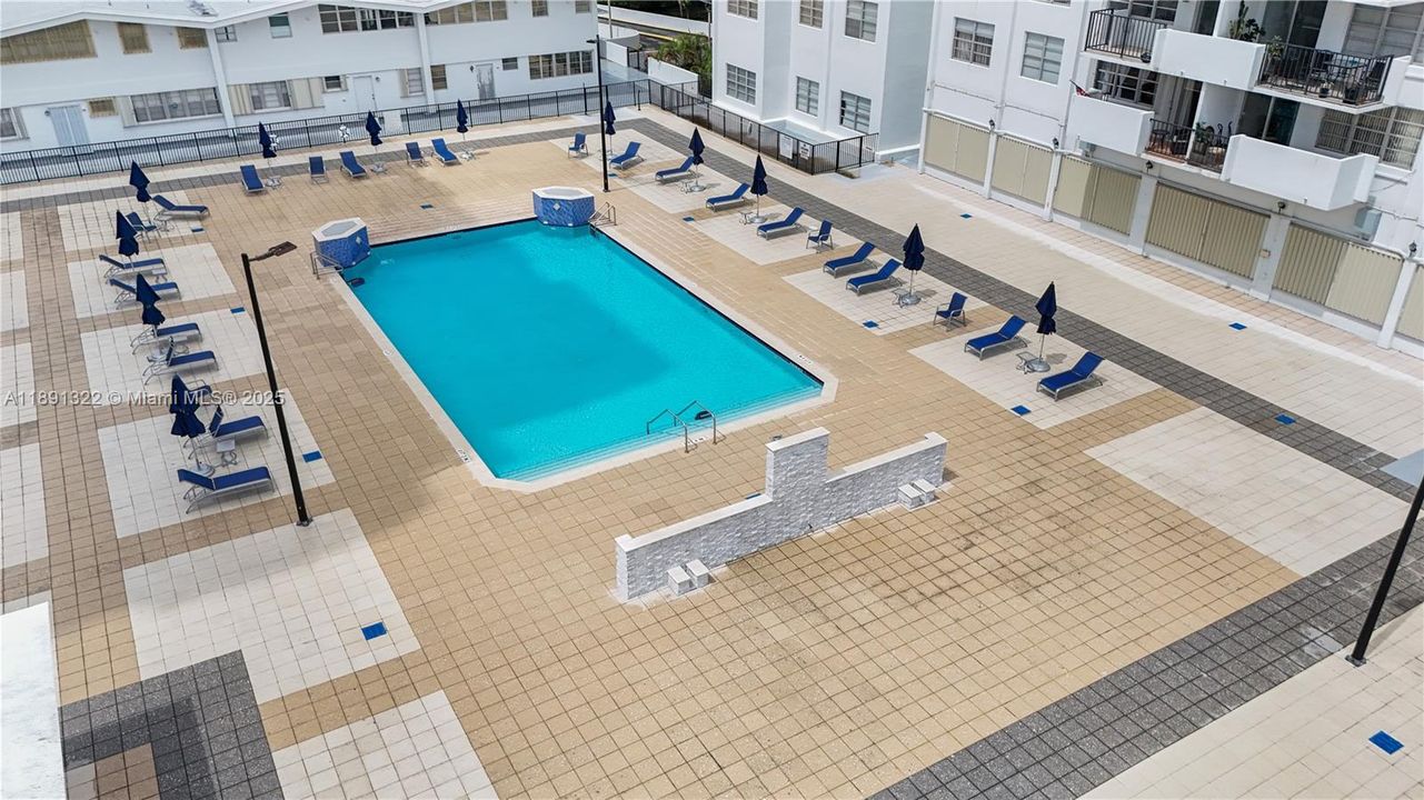 Active With Contract: $155,000 (1 beds, 1 baths, 873 Square Feet)