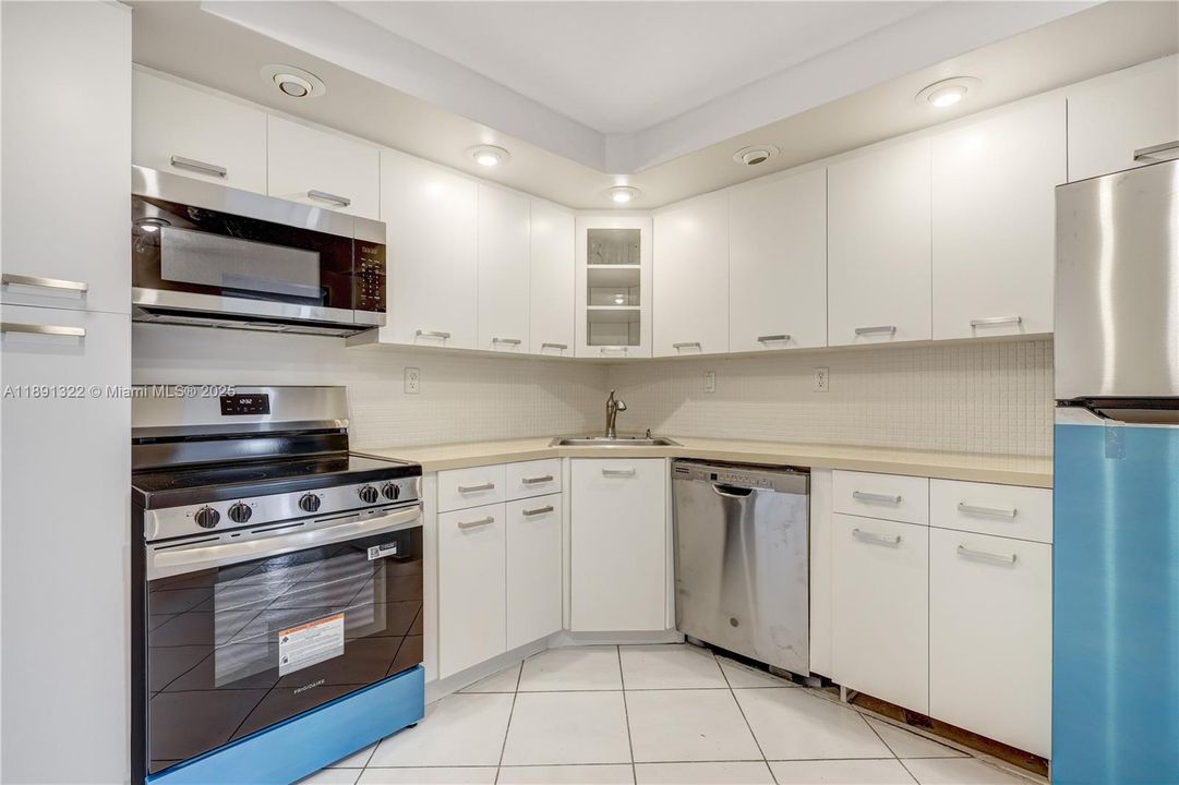 Active With Contract: $155,000 (1 beds, 1 baths, 873 Square Feet)