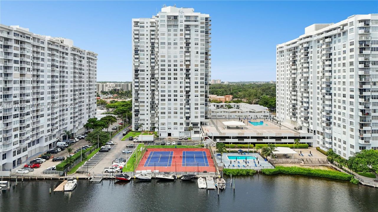 Active With Contract: $155,000 (1 beds, 1 baths, 873 Square Feet)