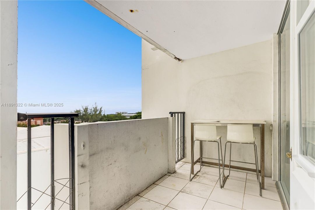 Active With Contract: $155,000 (1 beds, 1 baths, 873 Square Feet)