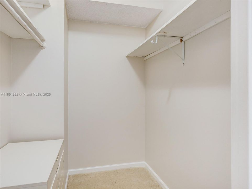 Active With Contract: $155,000 (1 beds, 1 baths, 873 Square Feet)