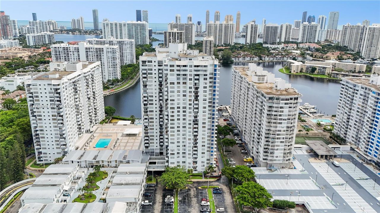 Active With Contract: $155,000 (1 beds, 1 baths, 873 Square Feet)