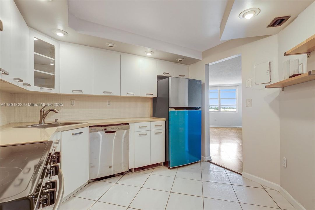 Active With Contract: $155,000 (1 beds, 1 baths, 873 Square Feet)