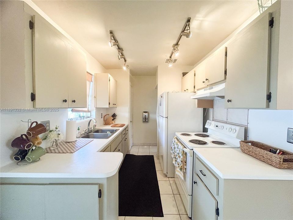 Под контрактом: $1,500 (1 спален, 1 ванн, 612 Квадратных фут)