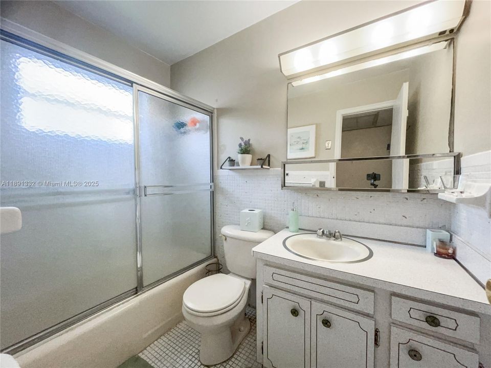 Под контрактом: $1,500 (1 спален, 1 ванн, 612 Квадратных фут)