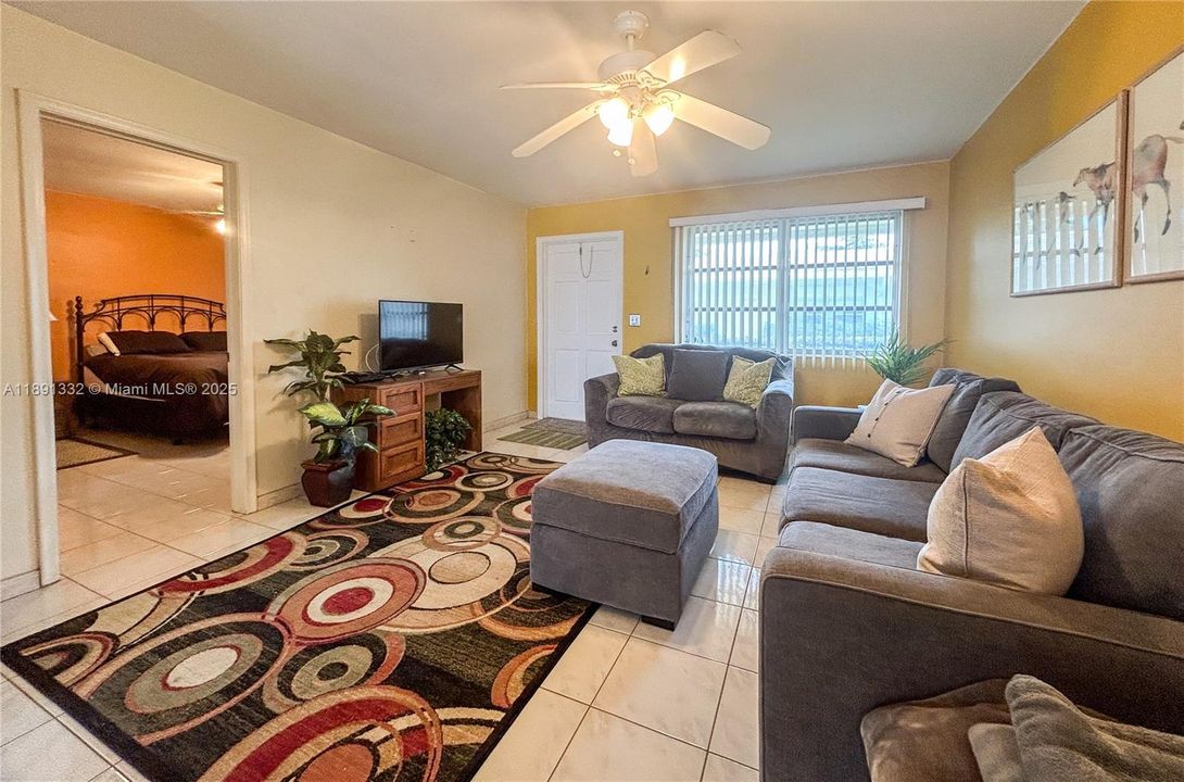 Под контрактом: $1,500 (1 спален, 1 ванн, 612 Квадратных фут)