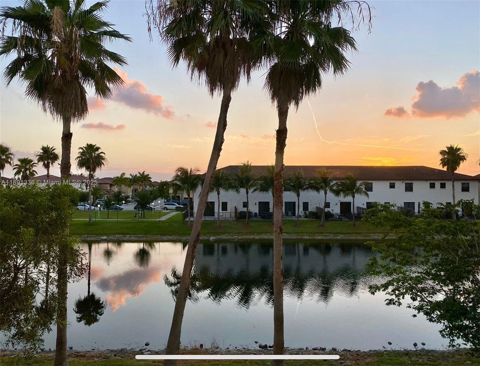 На продажу: $395,000 (2 спален, 2 ванн, 1205 Квадратных фут)