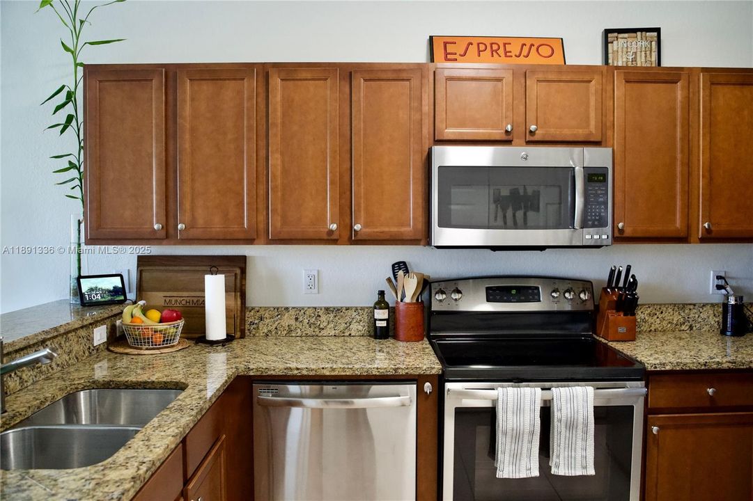 На продажу: $395,000 (2 спален, 2 ванн, 1205 Квадратных фут)