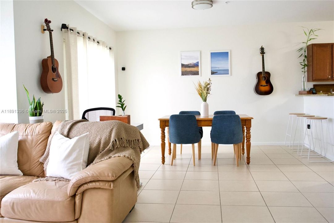 На продажу: $395,000 (2 спален, 2 ванн, 1205 Квадратных фут)