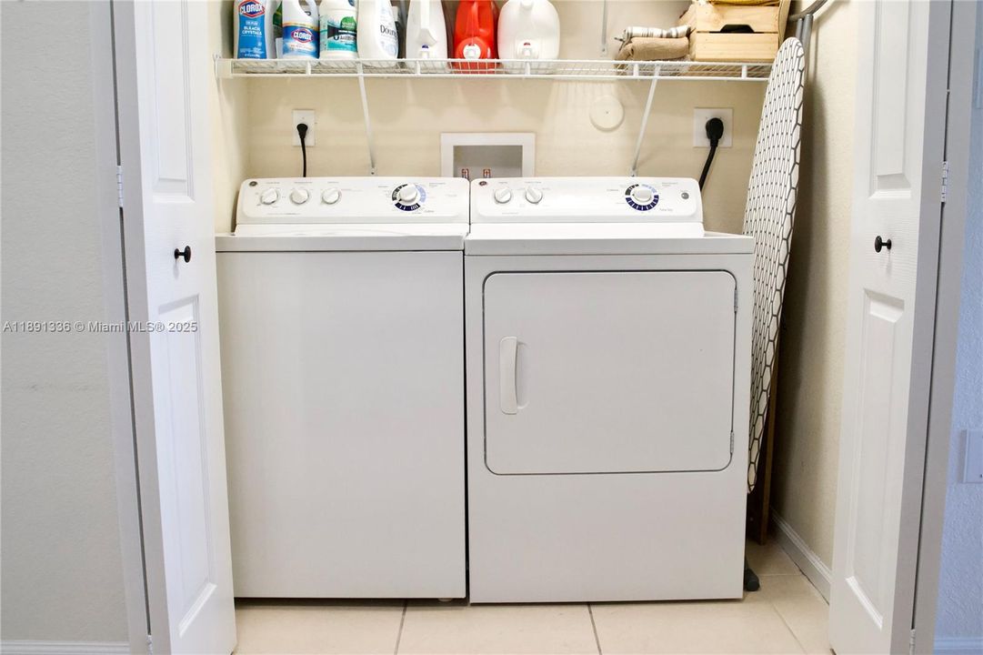 На продажу: $395,000 (2 спален, 2 ванн, 1205 Квадратных фут)