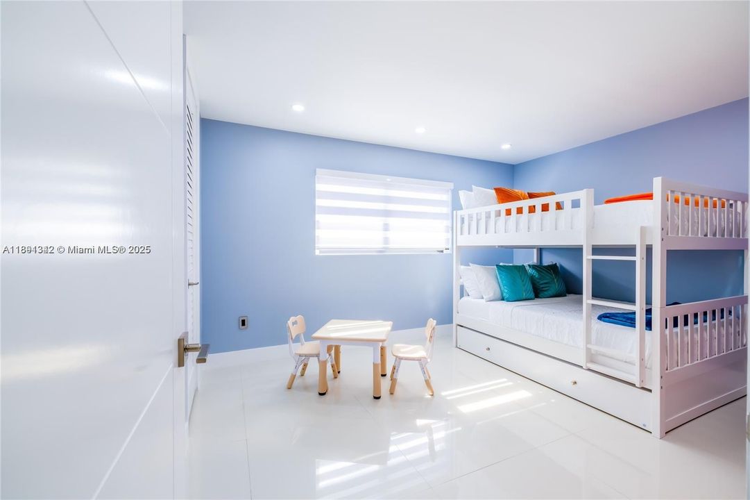 出租: $8,500 (3 贝兹, 2 浴室, 1848 平方英尺)