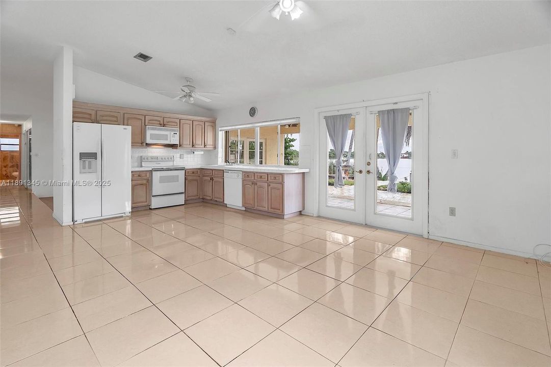 Под контрактом: $740,000 (3 спален, 2 ванн, 1720 Квадратных фут)