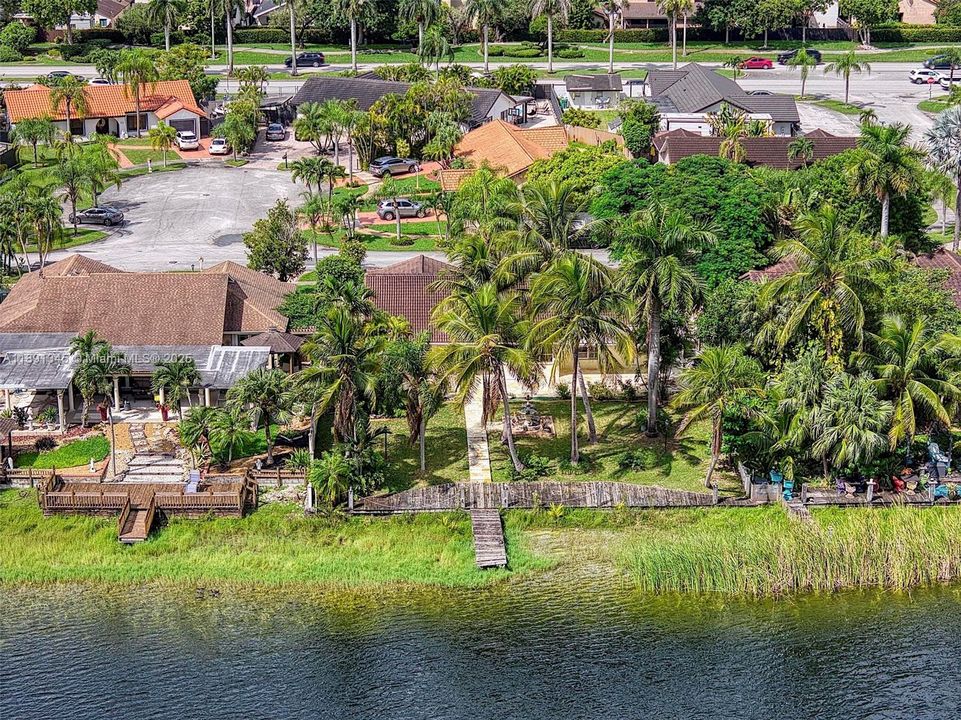 Под контрактом: $740,000 (3 спален, 2 ванн, 1720 Квадратных фут)