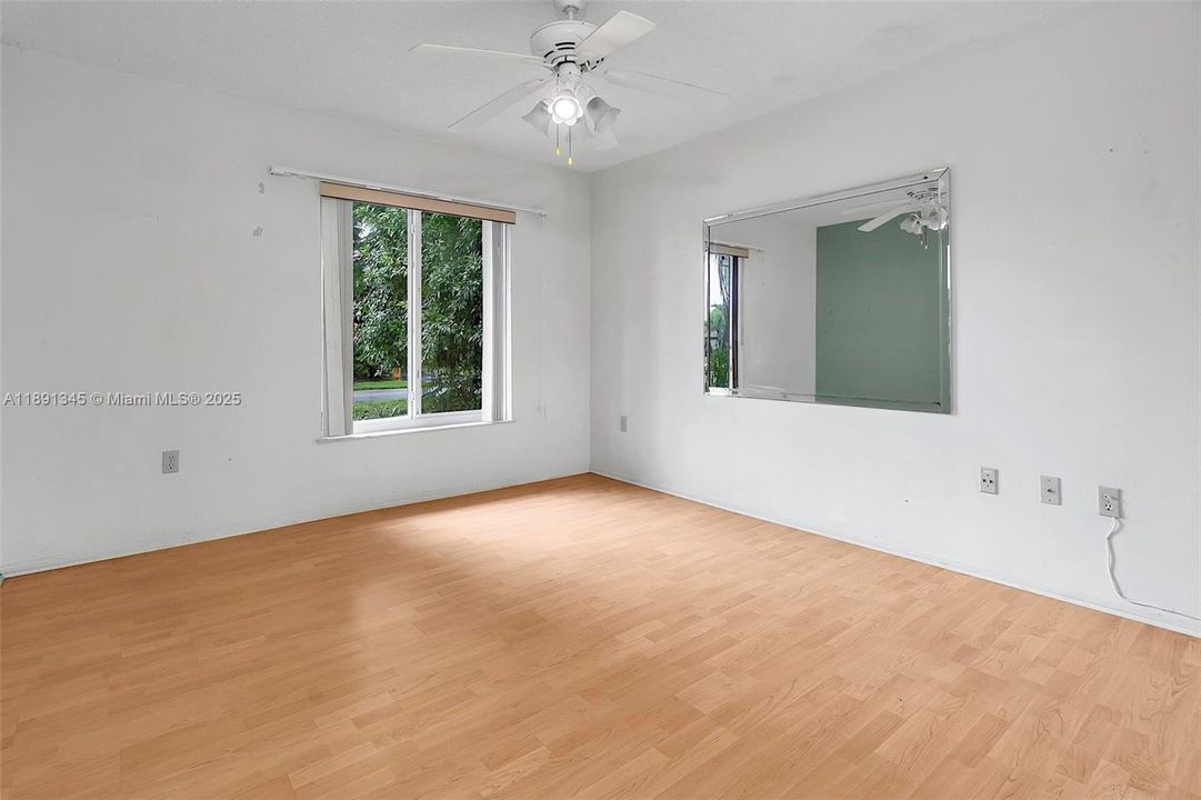 Под контрактом: $740,000 (3 спален, 2 ванн, 1720 Квадратных фут)