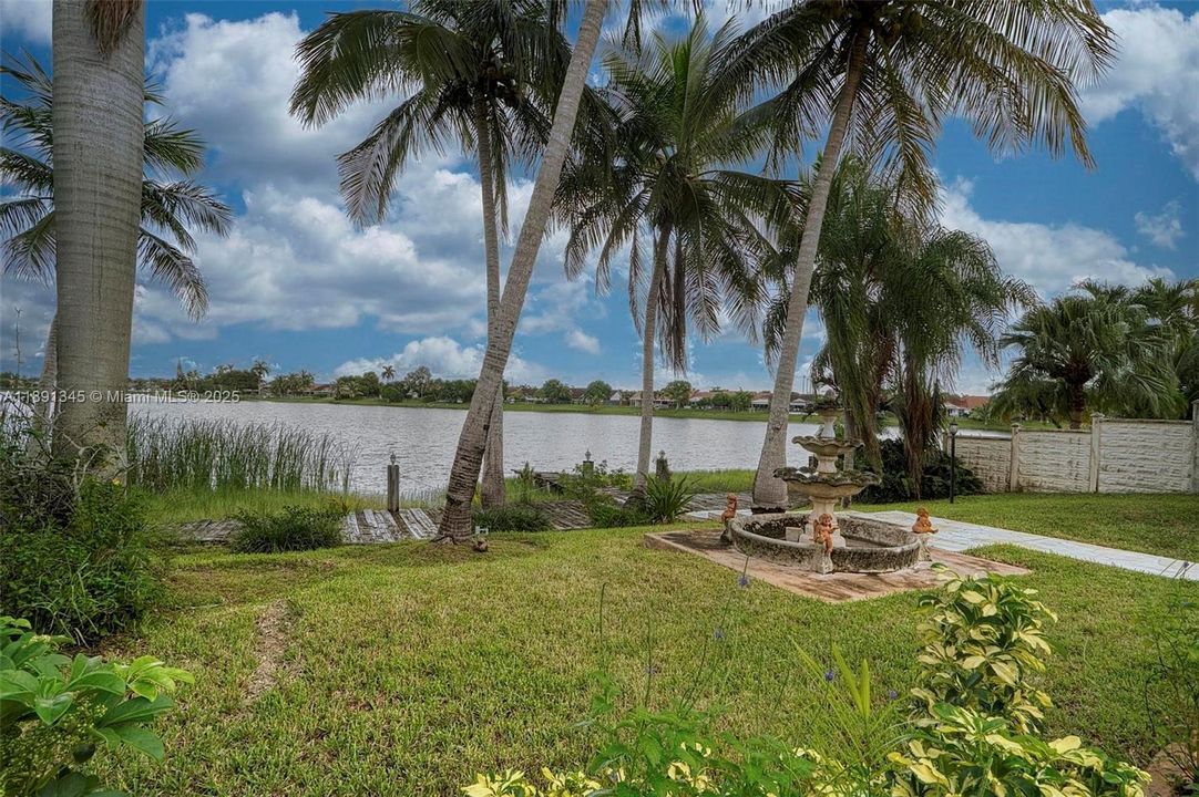 Под контрактом: $740,000 (3 спален, 2 ванн, 1720 Квадратных фут)