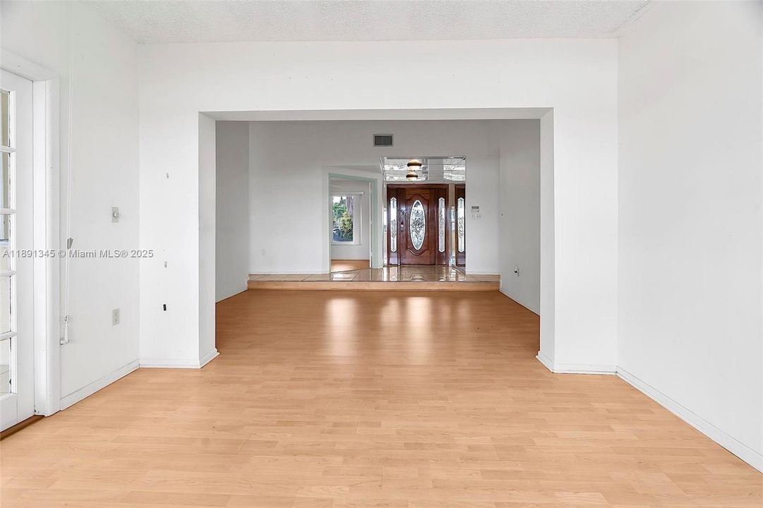 Под контрактом: $740,000 (3 спален, 2 ванн, 1720 Квадратных фут)