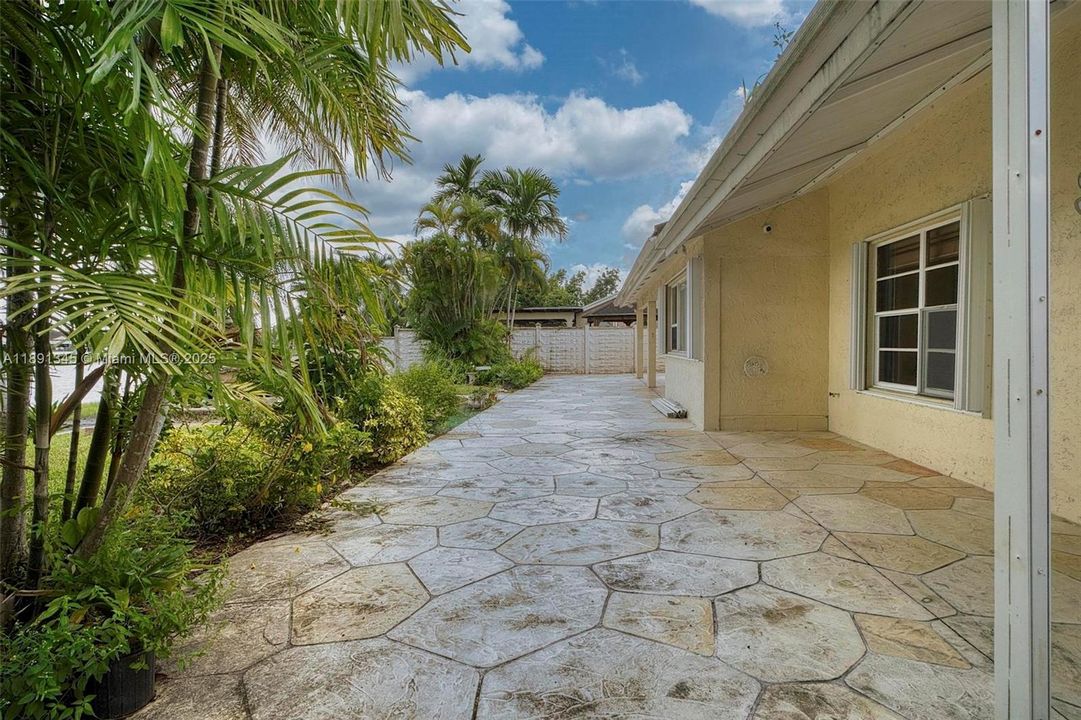 Под контрактом: $740,000 (3 спален, 2 ванн, 1720 Квадратных фут)