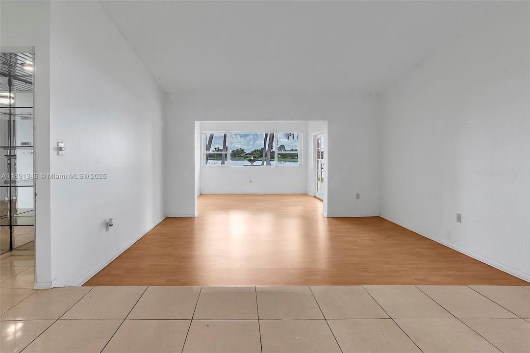 Под контрактом: $740,000 (3 спален, 2 ванн, 1720 Квадратных фут)