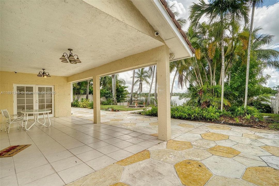 Под контрактом: $740,000 (3 спален, 2 ванн, 1720 Квадратных фут)