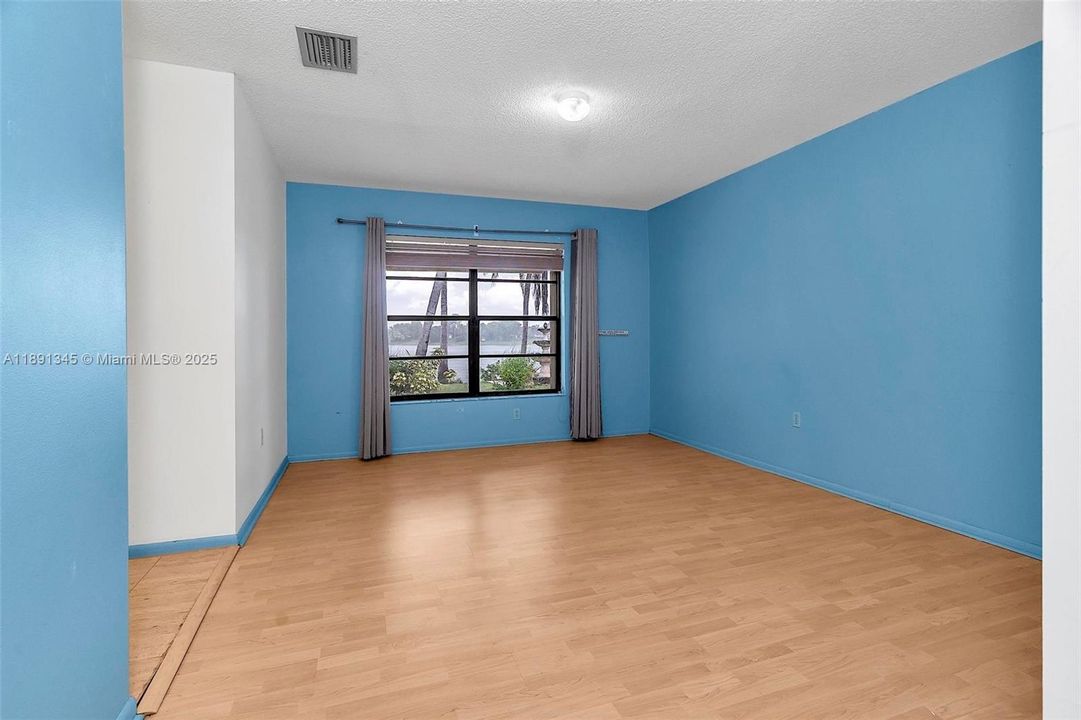 Под контрактом: $740,000 (3 спален, 2 ванн, 1720 Квадратных фут)