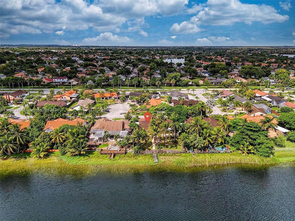 Под контрактом: $740,000 (3 спален, 2 ванн, 1720 Квадратных фут)