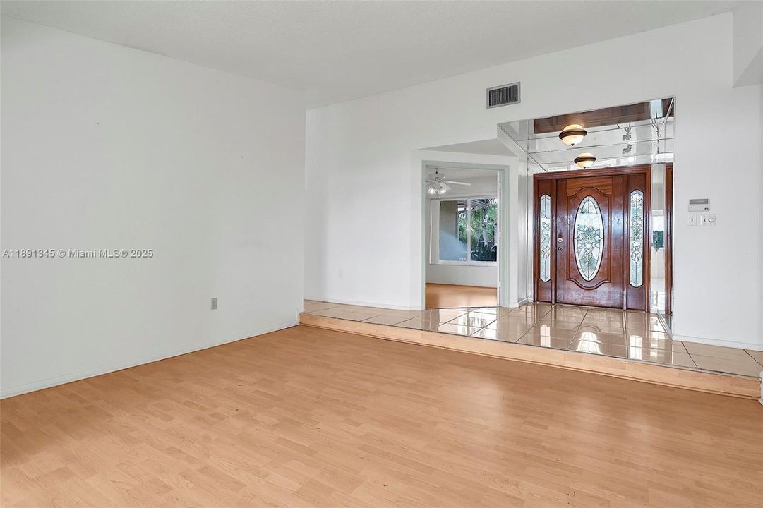 Под контрактом: $740,000 (3 спален, 2 ванн, 1720 Квадратных фут)