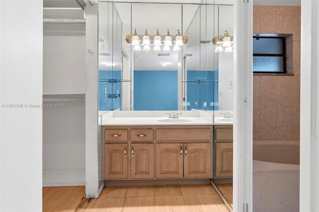 Master Bedroom En Suite bathroom