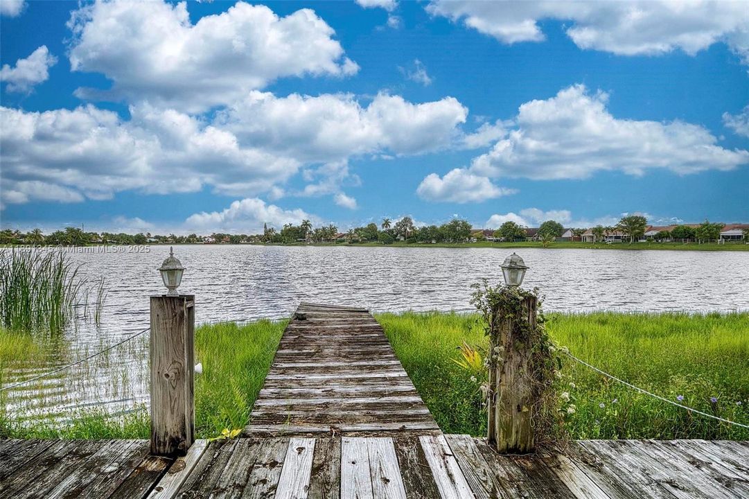 Под контрактом: $740,000 (3 спален, 2 ванн, 1720 Квадратных фут)