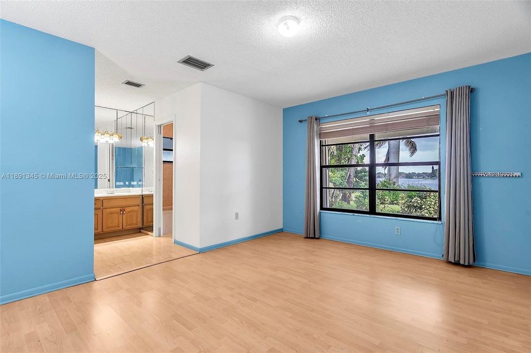 Под контрактом: $740,000 (3 спален, 2 ванн, 1720 Квадратных фут)