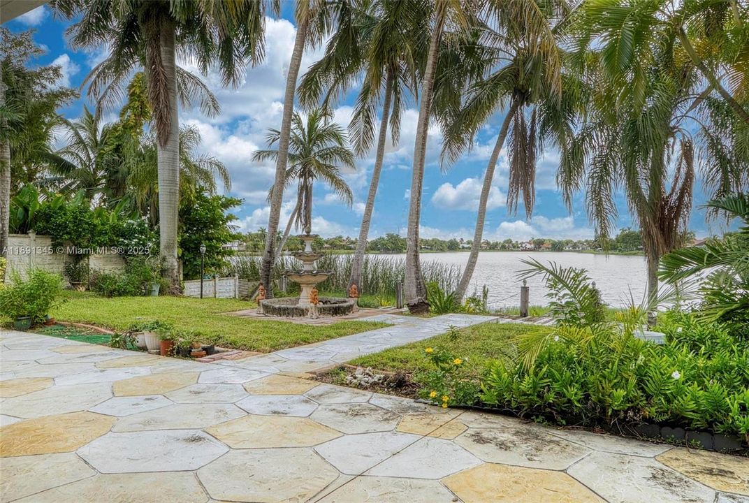 Под контрактом: $740,000 (3 спален, 2 ванн, 1720 Квадратных фут)