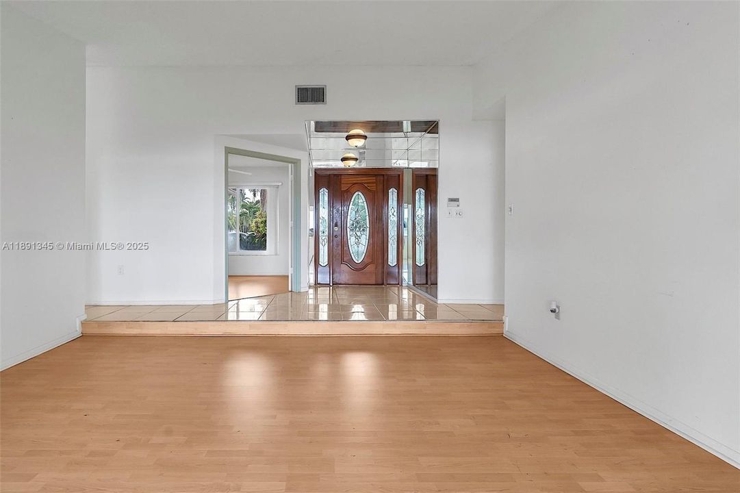 Под контрактом: $740,000 (3 спален, 2 ванн, 1720 Квадратных фут)