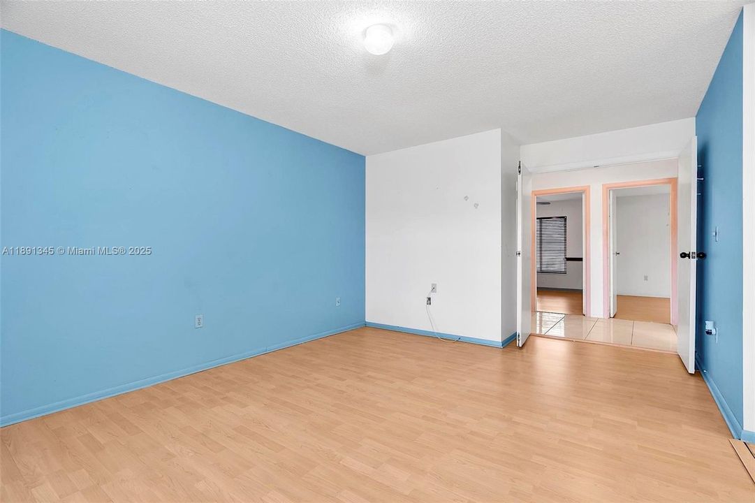 Под контрактом: $740,000 (3 спален, 2 ванн, 1720 Квадратных фут)