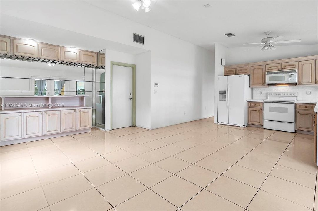 Под контрактом: $740,000 (3 спален, 2 ванн, 1720 Квадратных фут)