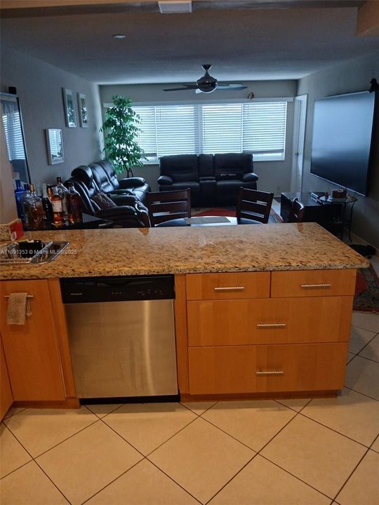 待售: $165,000 (1 贝兹, 1 浴室, 770 平方英尺)