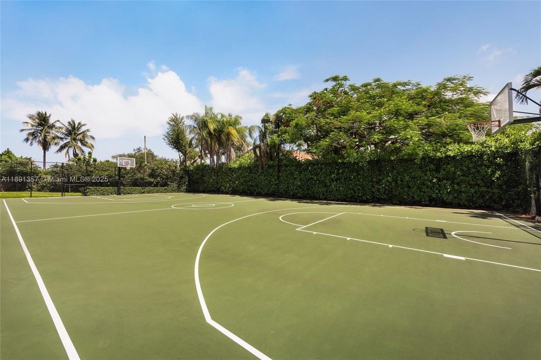 出租: $42,500 (7 贝兹, 8 浴室, 9481 平方英尺)