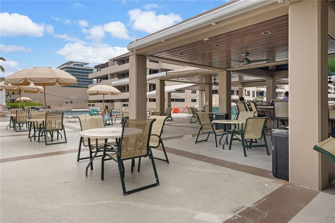 Restaurant on the Family Pool